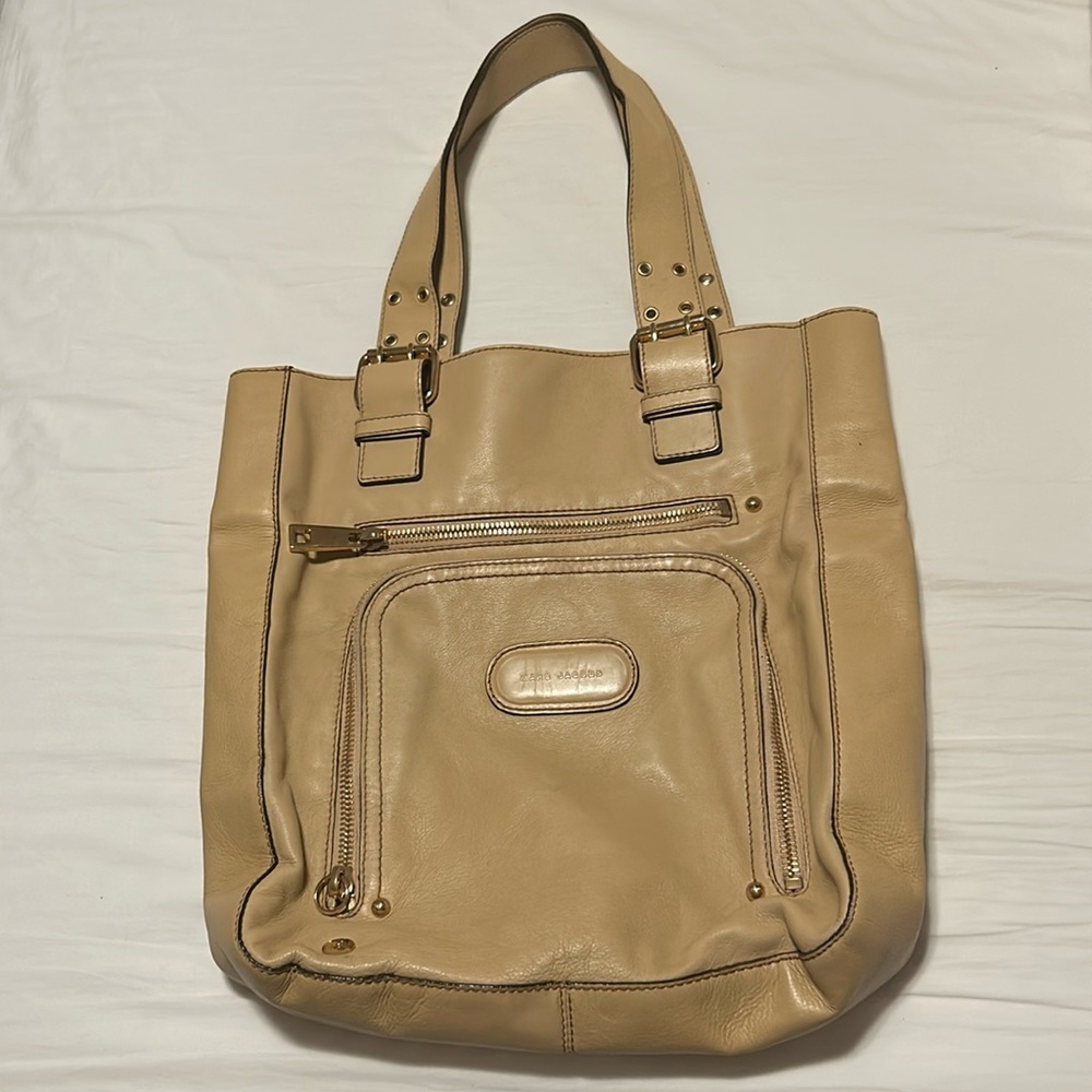 Great Marc Jacobs tote. tan color with gold hardware. Great condition.
